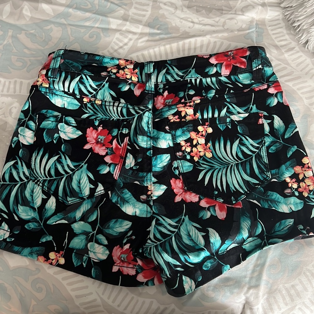 patterned shorts - Picture 3 of 3